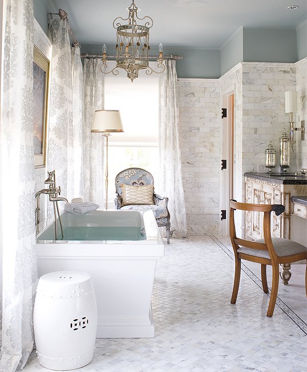  Decorating  Ideas  for White  Bathrooms 