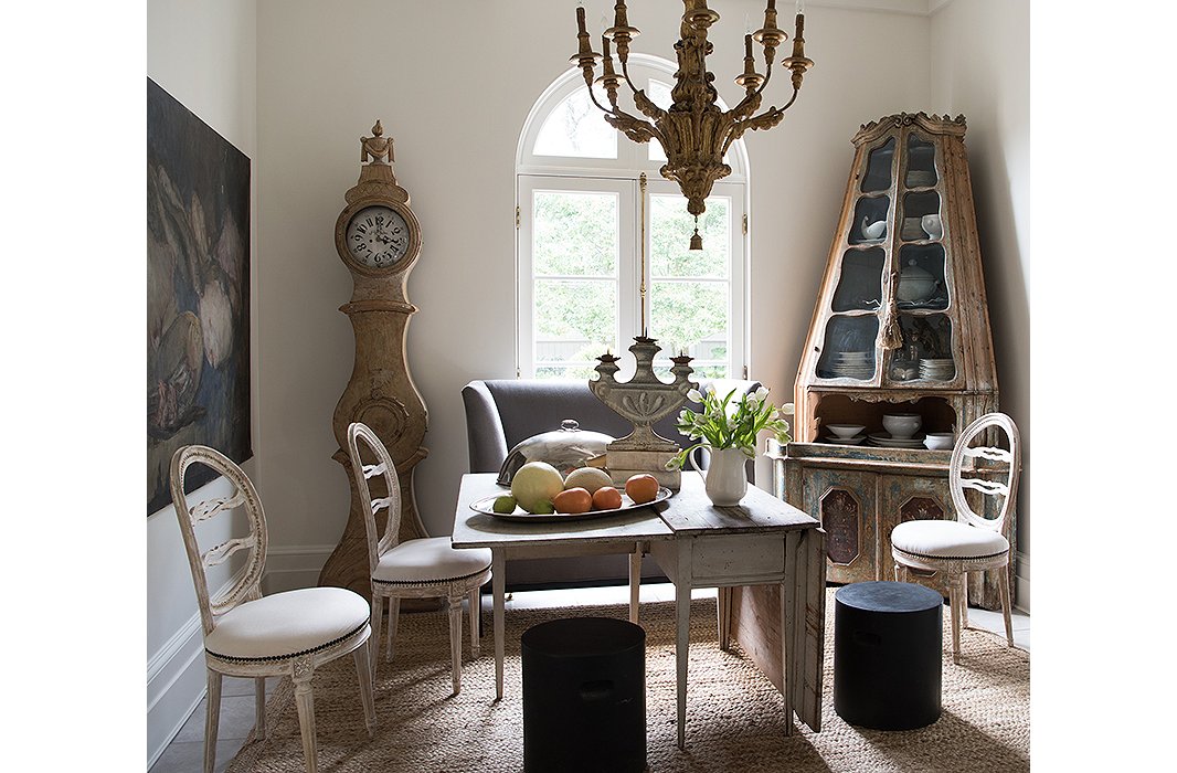 An 18th-century Venetian corner cabinet, a 19th-century Belgian still life, and a Swedish drop-leaf table make the breakfast room feel as if it’s been lifted out of an earlier century—yet Tara has balanced the pieces with dining room chairs and a gray banquette from Tara Shaw Maison.
