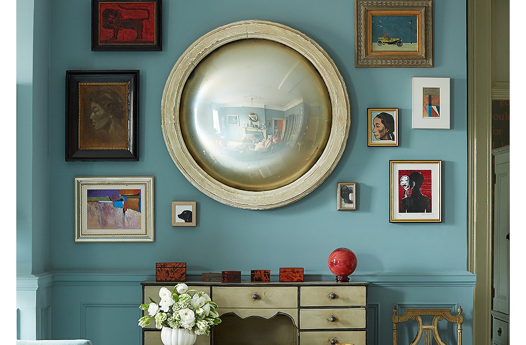 A round mirror in the home of designer Sheila Bridges helps to amplify light and visually expand the room. Photo by Manuel Rodriguez.
